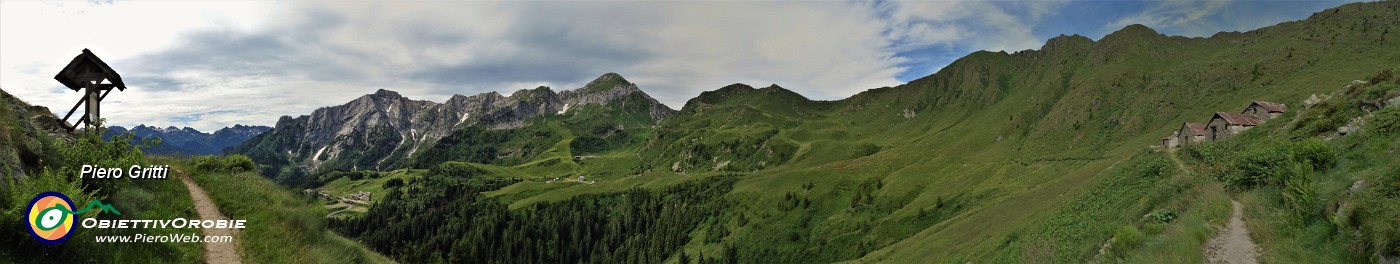 17 Panoramica dalla Baite Fontanini (1905 m) sulla conca San Simone-Baita del Camoscio e i suoi monti.jpg